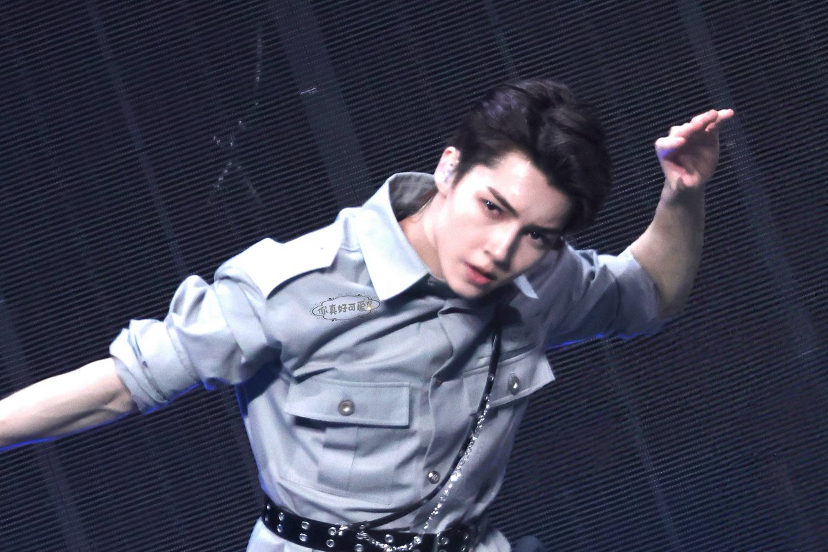 i really love his strong gaze on stage, i'm obsessed  

#charliemullis #smtr25 

cr: watermark