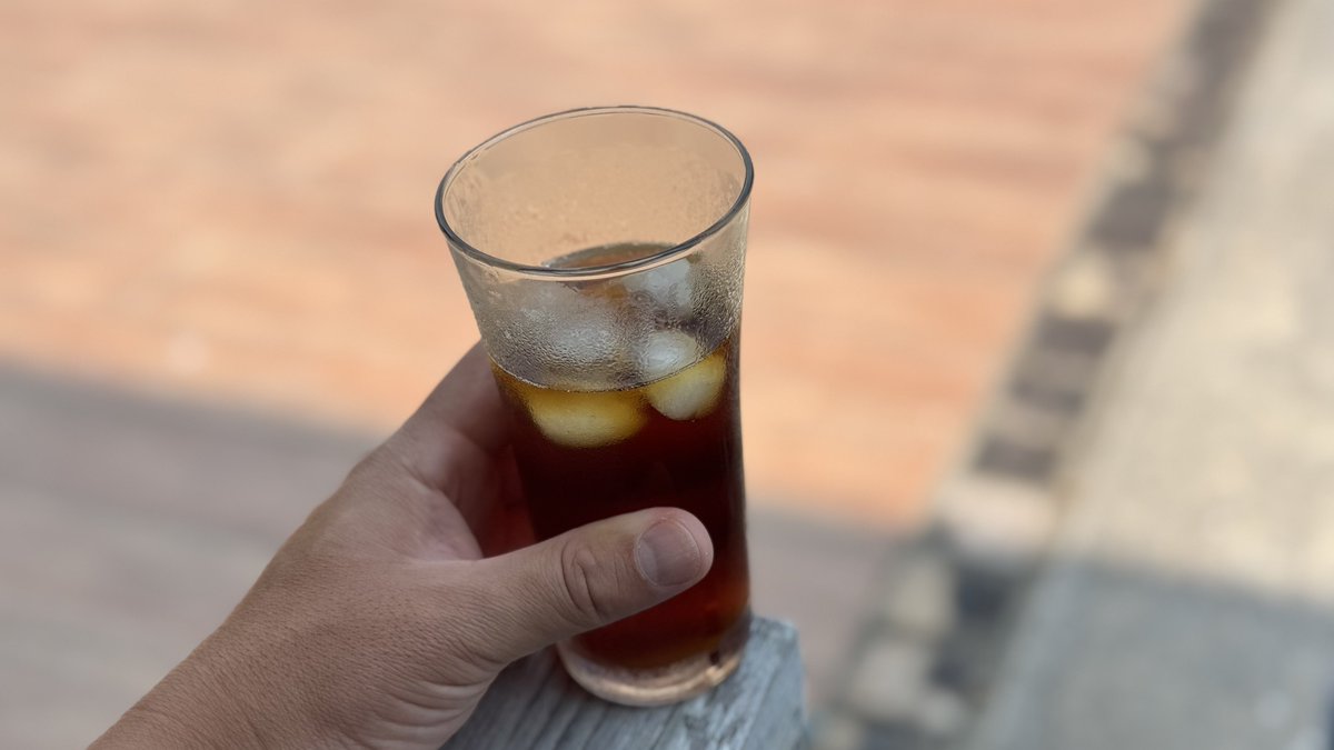庭ベンチでアイスコーヒー。
先日買ったエチオピア、とりあえず高温短時間での浅煎り焙煎…。

さっぱりなレモン感✨

美味しいが、華やかさが足りない😅
もう20秒ほど1ハゼ時間伸ばしてみようか🧐

まぁ焙煎2日目なので、あと1週間エージングすると美味しく熟成されそうではある🤤