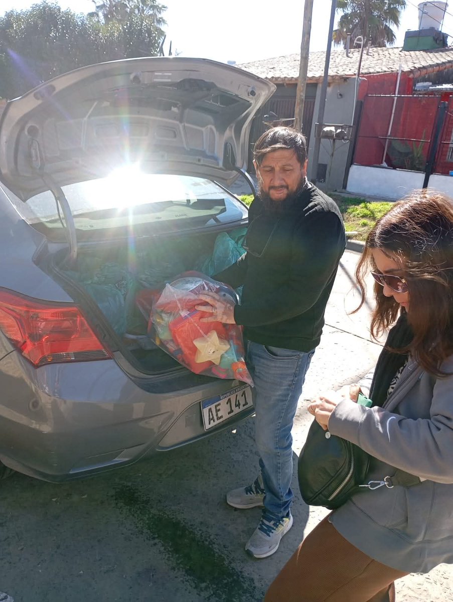 Maria54316947's tweet photo. Desde la Asociación Mujeres con propósito ayer domingo estuvimos entregando ropa y juguetes al merendero "Generación de Vencedores" de la localidad de Ricardo Rojas.
Seguimos trabajando para quienes más lo necesitan.
💪💪 https://t.co/KmihUDQkyG