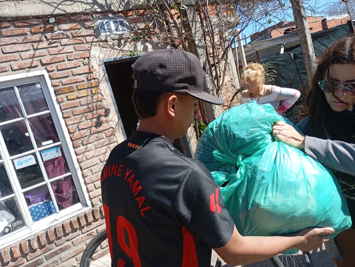 Maria54316947's tweet photo. Desde la Asociación Mujeres con propósito ayer domingo estuvimos entregando ropa y juguetes al merendero "Generación de Vencedores" de la localidad de Ricardo Rojas.
Seguimos trabajando para quienes más lo necesitan.
💪💪 https://t.co/KmihUDQkyG