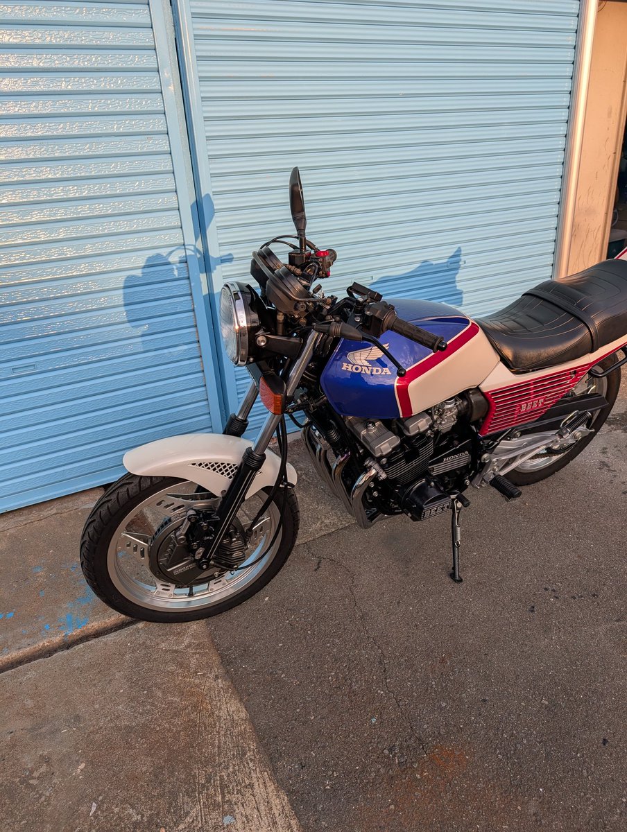 CBX400F 
両方国内
赤白　ノンレストア
青白　フルレストア
売ります。