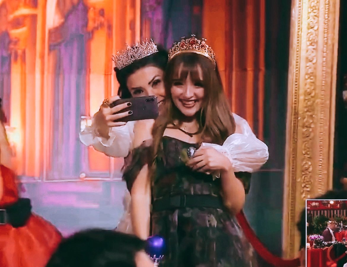 Elaine: ¿Dalílah puedo usar los aretes que me prestaste? Te los devuelvo hoy
Dal: no te preocupes bonita, no los ocupo 

Su hija favorita di
LA CASA DE DALILAH 
#LaCasaDeLosFamososMx