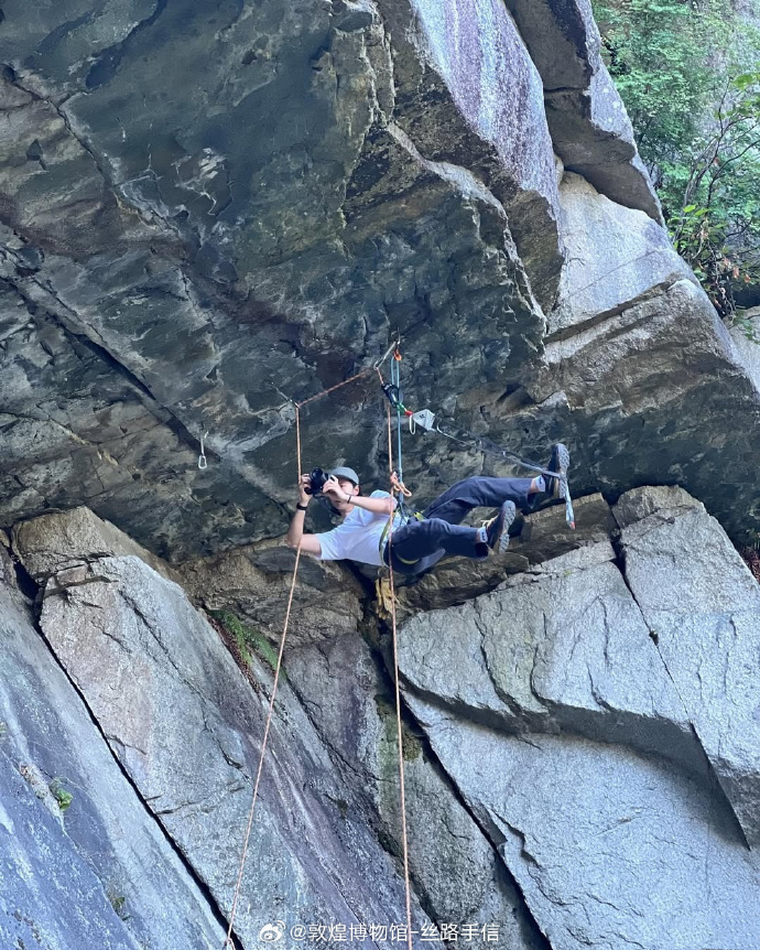 shanghaidaily's tweet photo. Chinese singer-actor #WangYibo’s climbing photos are turning heads. One dramatic single-hand pose on an overhanging cliff caught the eye of the Dunhuang Museum, which playfully certified it as “Flying Apsaras–like” and invited him for more “#Dunhuang cosplay.” #王一博 https://t.co/oOCD7LWOwY