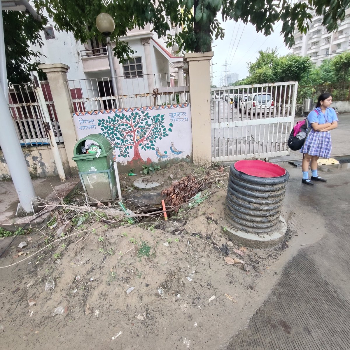 AK4444725059113's tweet photo. @DmGhaziabad @GzbNagarNigam @airtelindia left deep digging work incomplete for 2 months at Ramprastha Green, Vaishali (near Mother Dairy, school bus stop). This is a major safety hazard ⚠️. Requesting urgent action to restore the area. https://t.co/o4Th6P78hL
