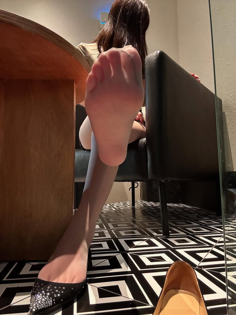 已经穿了三天的丝袜，想不想闻？
你快求求我！
#原味袜子