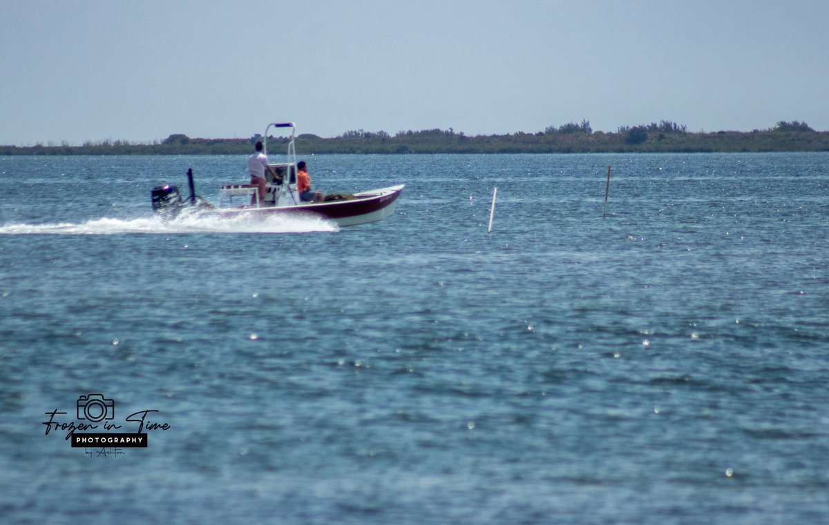 FITphotography2's tweet photo. Waves &amp; Wake 🌊⛵
Boat racing across blue.

📍 Isles of Rockport
Canon EOS Rebel T7 | 300mm | 1/4000 sec | ƒ/5.6 | ISO 400
📸 Ashton Kelley

Prints &amp; canvases available—DM to purchase!

#frozenintimephotographyak #texasphotographer #canonphotography #gulfofmex https://t.co/W17UWa1ZVr