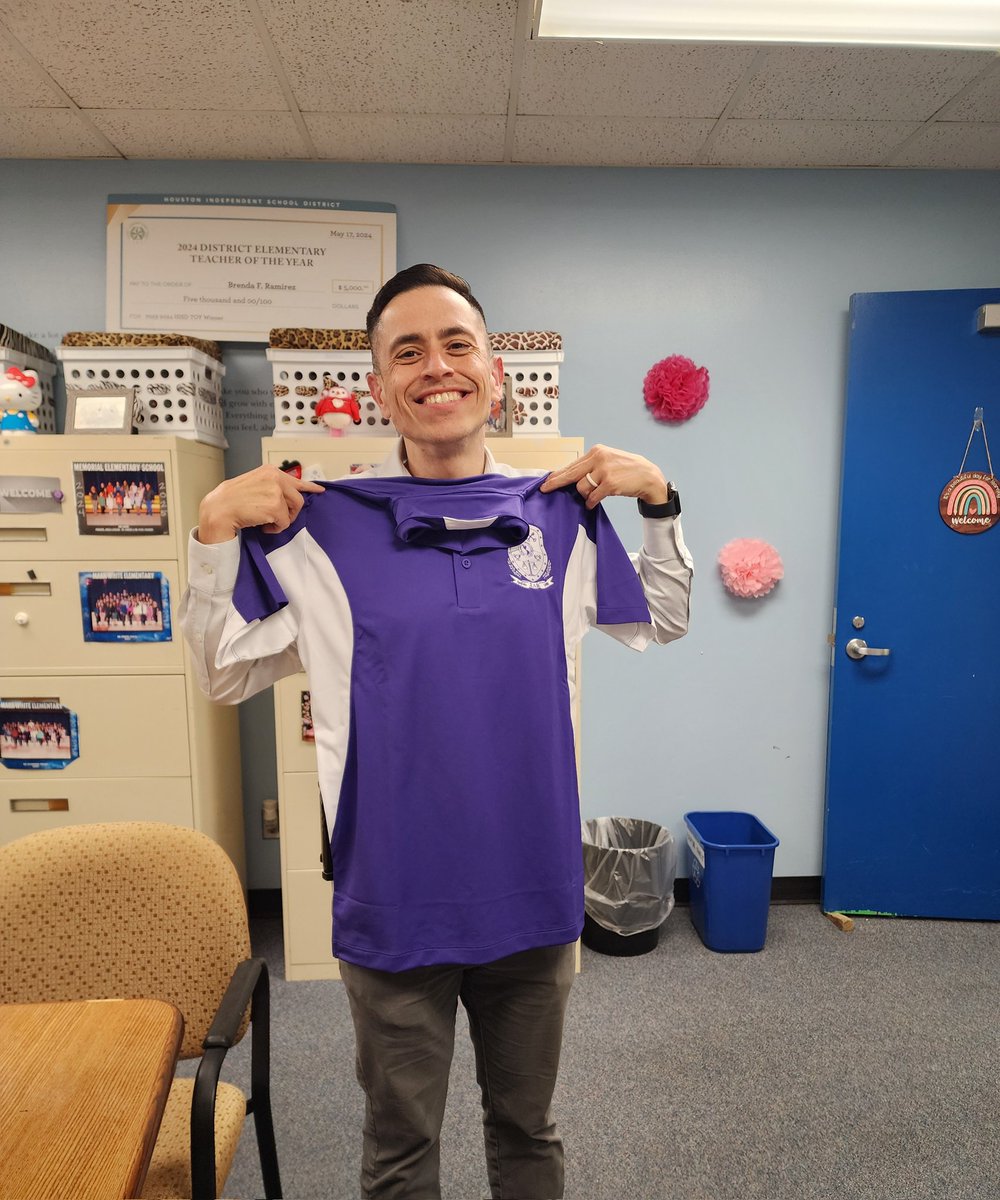 bramir13's tweet photo. Leading @BurnetElem1926 with my favorite #Beta #ΣΛΒ 💜🤍! Thank you @lunaleads for being a fearless and servant leader, mentor, and coach! ✨️
#TeamHISD
#CentralDivision
#100YearsofExcellence
#ΣΛΒ 💜🤍
#ΣΛΓ 💕💜 https://t.co/DxNlmPCK8T