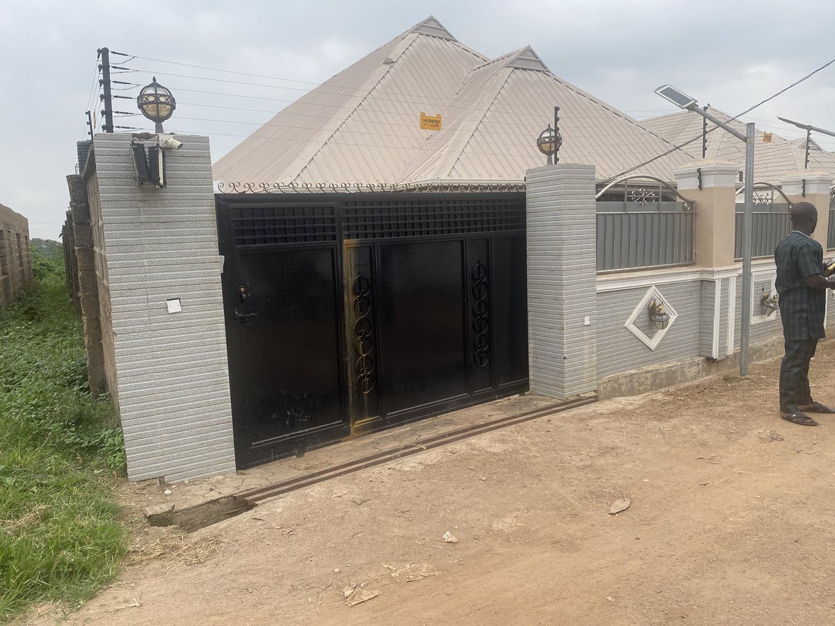 IYIOLAOLAMIDE9's tweet photo. Completely 3&amp;2 bedroom apartment with full tired with pop with kitchen with wardrobe with water heater with CCTV camera With faced &amp;Gated 

Located @ Oroki estate extension  at Agunbelwo Area 

PRICE #45M https://t.co/uuseWaoUpM