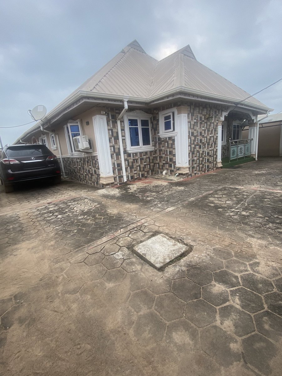 IYIOLAOLAMIDE9's tweet photo. Completely 3&amp;2 bedroom apartment with full tired with pop with kitchen with wardrobe with water heater with CCTV camera With faced &amp;Gated 

Located @ Oroki estate extension  at Agunbelwo Area 

PRICE #45M https://t.co/uuseWaoUpM