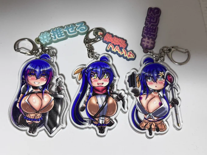 夏コミで頒布したグッズたち 改めて見るとチアコス人妻のアクスタとかヤバすぎんだろ…こんなん売れんのか?と思ったけど無事完売した、有難い…。 異世界杏奈ちゃんのアクキーも今回で揃った…両面でかわいくて小さいけどデカい… 次は誰のグッズ作ろうかな…