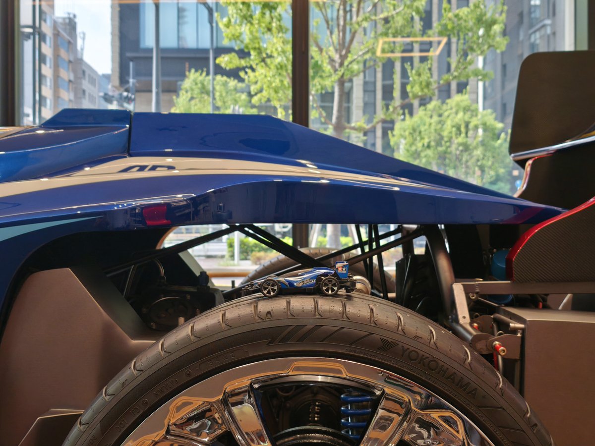 約3ヶ月ぶりに実車 #ミニ四駆『1/1 エアロ アバンテ』がTAMIYA TOKYOに登場です🏁

『1/32 エアロ アバンテ(ARシャーシ)』と一緒に撮影してみました📸ご来場の際は、ぜひ記念撮影してくださいね😊

それでは、本日も皆さまのお越しをお待ちしております！

#tamiya_tokyo