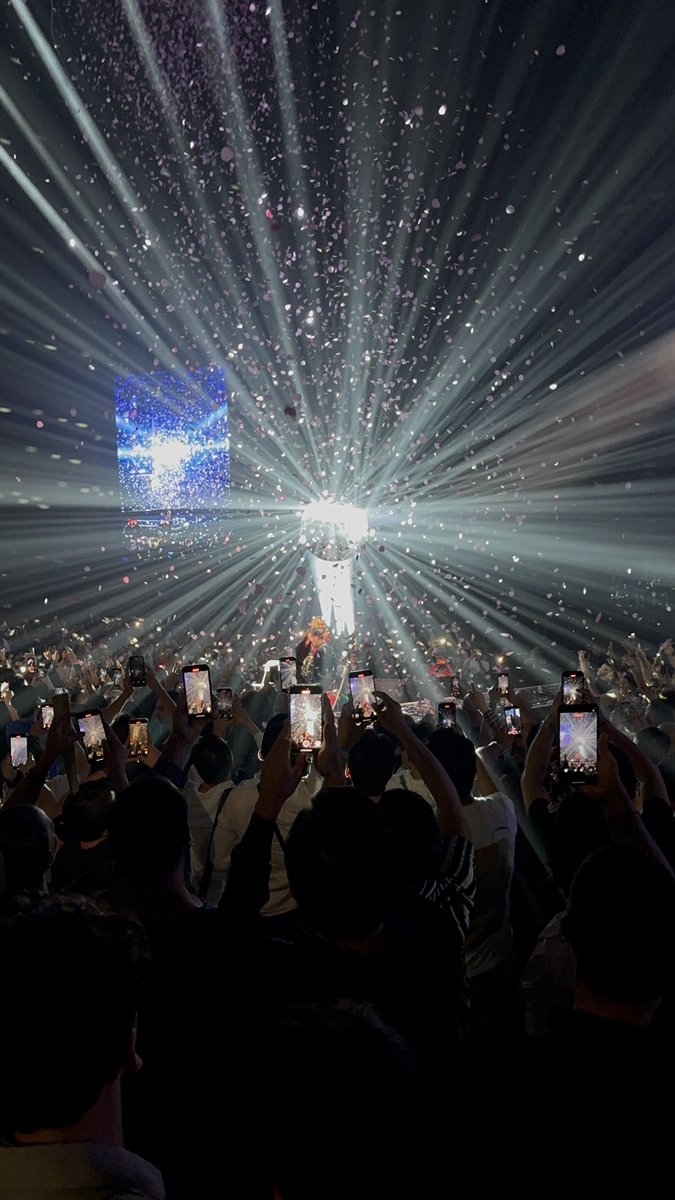 Kylie salió con tres pantallas, una bola disco y mucho confeti, y no hizo falta nada más. El Tension Tour son dos horas de euforia pura y buena vibra. Mide 1.50, pero su presencia es gigante.