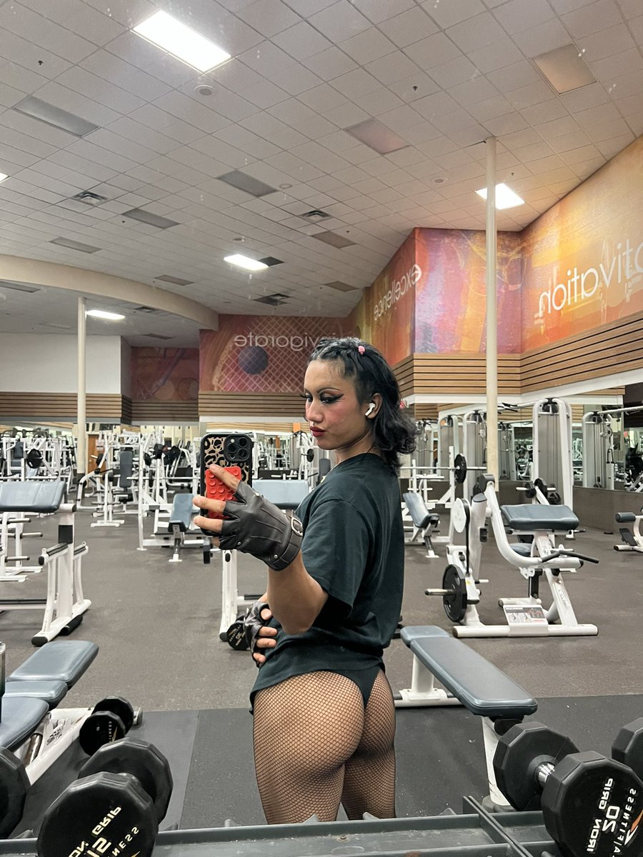 Stevenkhai_2003's tweet photo. 👀…What would be your initial reaction if you saw me wearing fishnet pantyhose at the Gym❓𓎾🦵🏼

( ㅅ ) ᯡᯡ 𓂺 #gay #femboy #ATL #ContentCreator #twink #bigbooty 🤤🍑 https://t.co/AlA2SjpFiQ