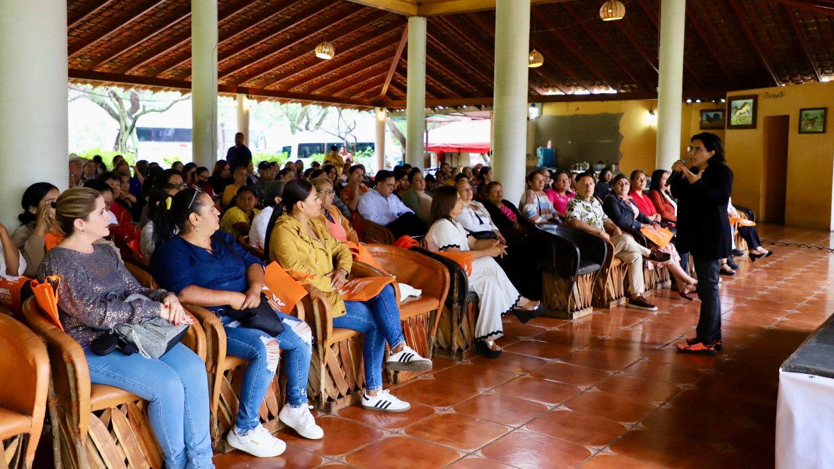 MovCiudadanoJal's tweet photo. En #ZacoalcoDeTorres, junto a nuestra delegada de @mujeresmov_jal, @lolislopezjara, compartimos un espacio de diálogo y formación con lideresas locales convencidas de que su participación fortalece la vida pública de Jalisco. https://t.co/ST1zB4vmiF