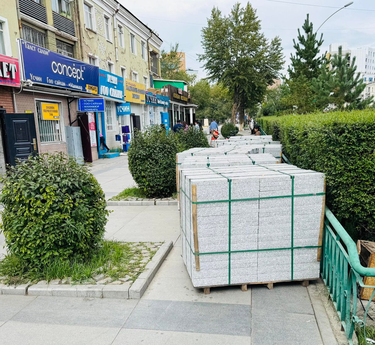 5 сургуулийн баруун тал. Туркууд хичнээн дажгүй хийж өглөө...
10 гаруй жил ус тогтохгүй гялгар хэвээрээ..Одоо байгаа нь овоолсон Шахаанаас өнгөтэй цэгцтэй цэвэрхэн харагдана...Ёстой шуналтай новшнууд юм аа...
Мөнгө нь илүүдсэн новшнууд.