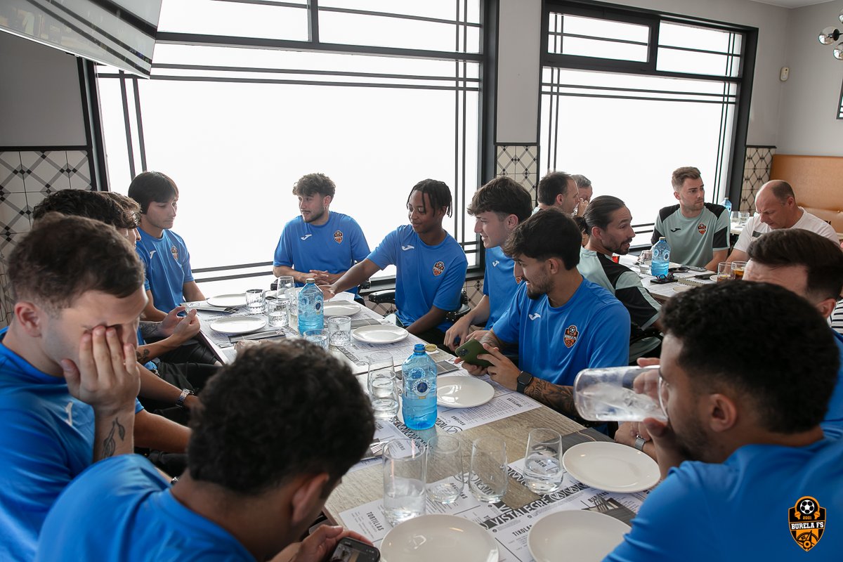 🔝Xuntanza do noso equipo masculino coa alcaldesa, Carmela López, o tenente de alcaldesa, <a href="/PilladoMon/">O Mario Pillado</a> e o concelleiro de obras e turismo, Ramiro Fernández 🤝🤩

🙏 Moitísimas gracias ao Vista Alegre por invitarnos a este delicioso e nutritivo xantar, sempre de 10... 🫂

Coma no