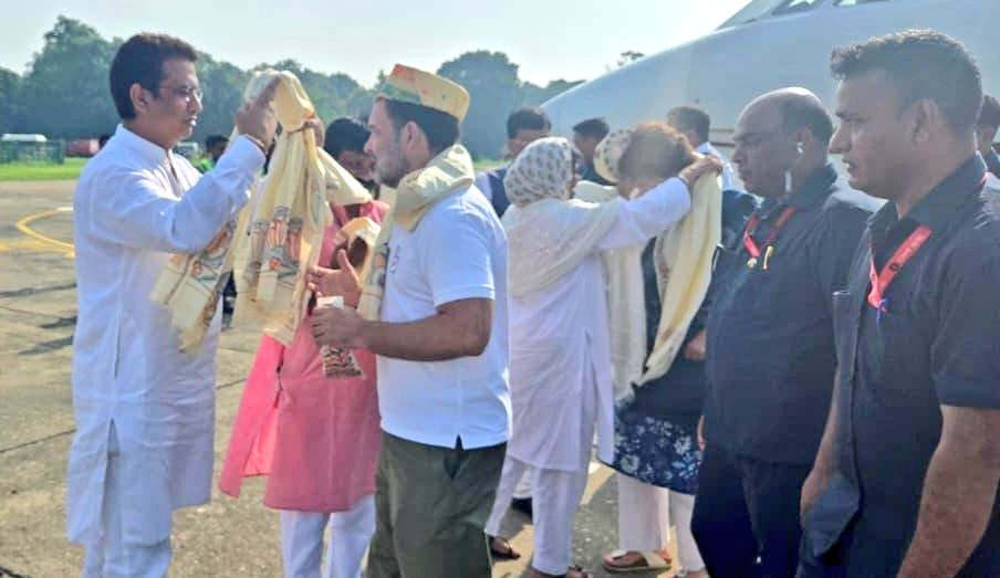 ArunDevilz's tweet photo. आज दरभंगा एयरपोर्ट पर नेता विपक्ष आदरणीय श्री @RahulGandhi जी और कांग्रेस महासचिव श्रीमती @priyankagandhi जी का स्वागत करते हुए, दिल्ली कॉंग्रेस के पूर्व अध्यक्ष @Ch_AnilKumarINC जी,साथ में बिहार के पूर्व अध्यक्ष श्री @DrMadanMohanJha जी, जिलाध्यक्ष पासवान जी। https://t.co/6KTr8DgGAS
