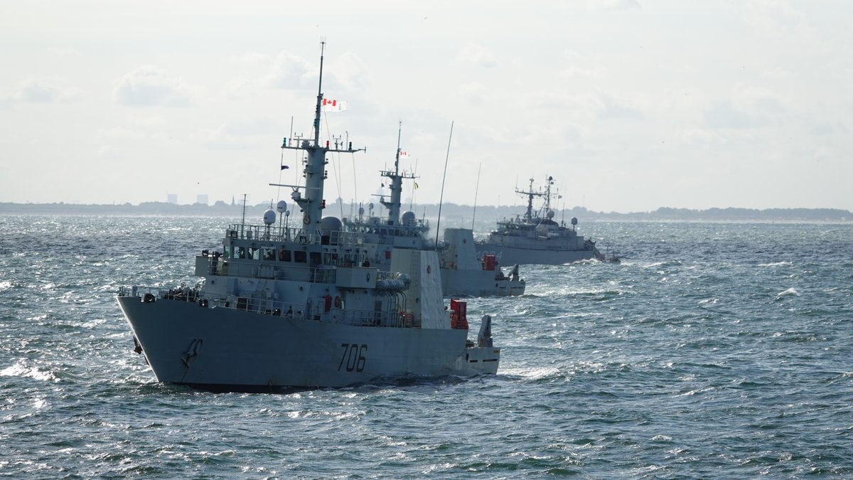 #SNMCMG1's Flagship LVNS Virsaitis (A53) HMCS Yellowknife (706), HMCS Edmonton (703) with an embarked team from MCM Denmark and HNLMS Willemstad (M864) conducted mine countermeasures training in the North Sea recently. 

✅🫸🫷 Improved interoperability
✅💪 Strengthened teamwork