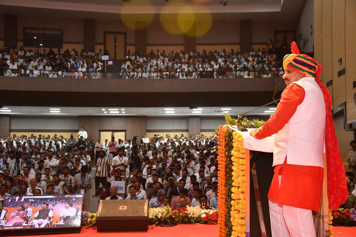 मुख्यमंत्री डॉ. मोहन यादव ने भोपाल के रवींद्र भवन में आयोजित  कार्यक्रम में विद्युत कंपनियों में नवनियुक्त 1,060 कार्मिकों को नियुक्ति पत्र प्रदान किए।

इस अवसर पर ऊर्जा मंत्री श्री प्रद्युम्न सिंह तोमर उपस्थित रहे।

<a href="/DrMohanYadav51/">Dr Mohan Yadav</a>
<a href="/CMMadhyaPradesh/">Chief Minister, MP</a>
<a href="/PradhumanGwl/">Pradhuman Singh Tomar</a>

#MadhyaPradesh
