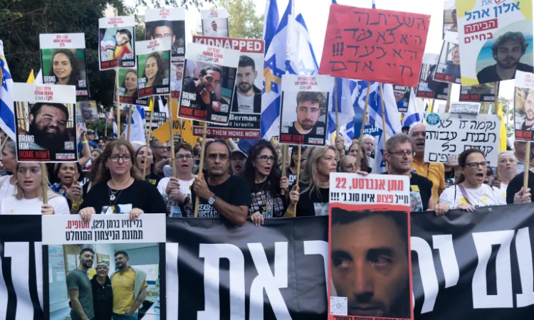 احتجاجات في تل أبيب تطالب بإنهاء الحرب وإعادة الأسرى

أفادت وسائل إعلام إسرائيلية اليوم الثلاثاء بأن متظاهرين أغلقوا عدة شوارع في تل أبيب مع بدء احتجاجات للمطالبة بإنهاء الحرب على غزة وإعادة الأسرى.

وذكرت صحيفة هآرتس أن متظاهرين يحتشدون قبالة منازل عدد من الوزراء الإسرائيليين