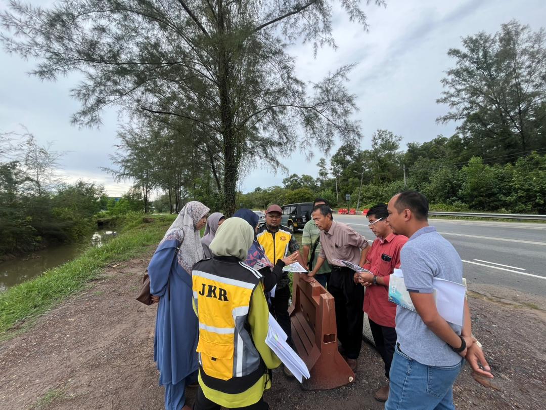 Projek Naiktaraf Jalan T100 (Bulatan Puspakom – Kg Kubang Ikan, KT)
<a href="/JKR_KT/">JKR Kuala Terengganu</a> bersama <a href="/JpsKtkn/">JPS Kuala Terengganu/Kuala Nerus</a>, <a href="/pdtktrg/">Pejabat Daerah dan Tanah Kuala Terengganu</a> &amp; pemilik tanah mengadakan perbincangan saliran &amp; ROW bagi kelestarian projek serta manfaat pengguna jalan raya.
#iamJKR
<a href="/IPJKR_Official/">JKR Malaysia Rasmi</a>
<a href="/JKRTerengganu/">JKR Terengganu</a>
<a href="/HasliJKR/">Hasli Ibrahim (Ir. Dr.)</a>
<a href="/asharimuda/">ashari</a>