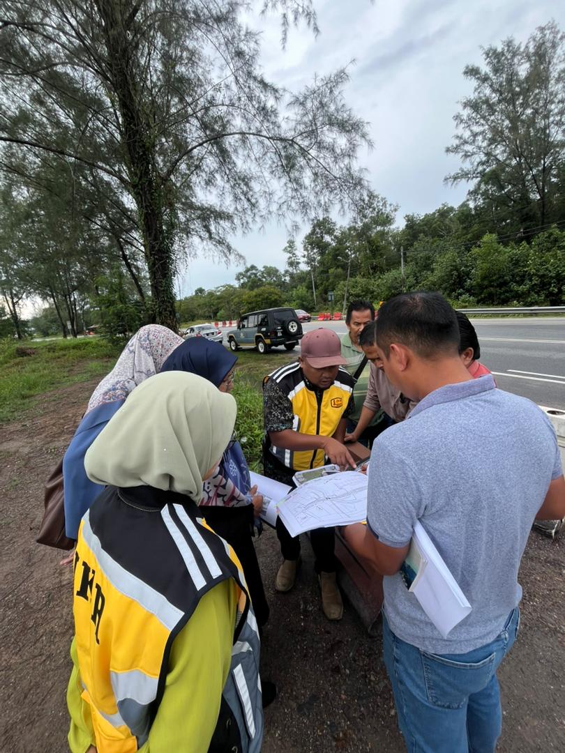 JKR_KT's tweet photo. Projek Naiktaraf Jalan T100 (Bulatan Puspakom – Kg Kubang Ikan, KT)
@JKR_KT bersama @JpsKtkn, @pdtktrg &amp; pemilik tanah mengadakan perbincangan saliran &amp; ROW bagi kelestarian projek serta manfaat pengguna jalan raya.
#iamJKR
@IPJKR_Official
@JKRTerengganu
@HasliJKR
@asharimuda https://t.co/ONzwZ9xSUJ