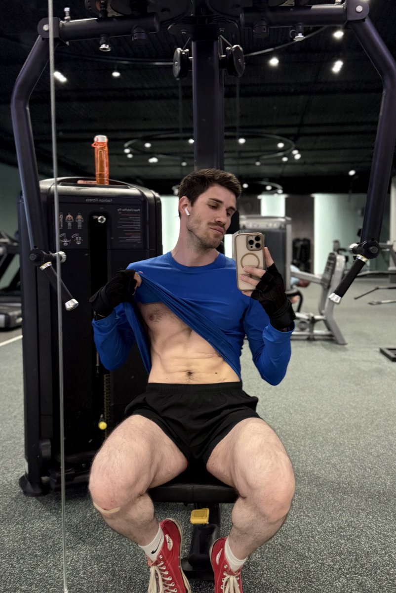 The secret of progress is simple: train until your headphones want to connect without words.
#malebody #queerart #gaytwitter #nsfwmale