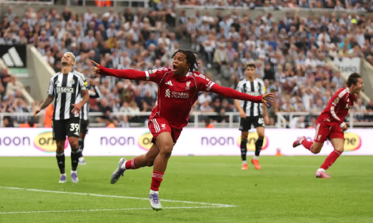 برعم ليفربول يحبط نيوكاسل بانتصار درامي قاتل

حقق ليفربول انتصارا دراميا على حساب مضيفه نيوكاسل يونايتد (3-2)، في المباراة التي أقيمت بملعب سانت جيمس بارك،الإثنين، في الجولة الثانية من الدوري الإنجليزي الممتاز.

تقدم ليفربول بهدفين عن طريق ريان جرافنبيرش وهوجو إيكيتيكي في