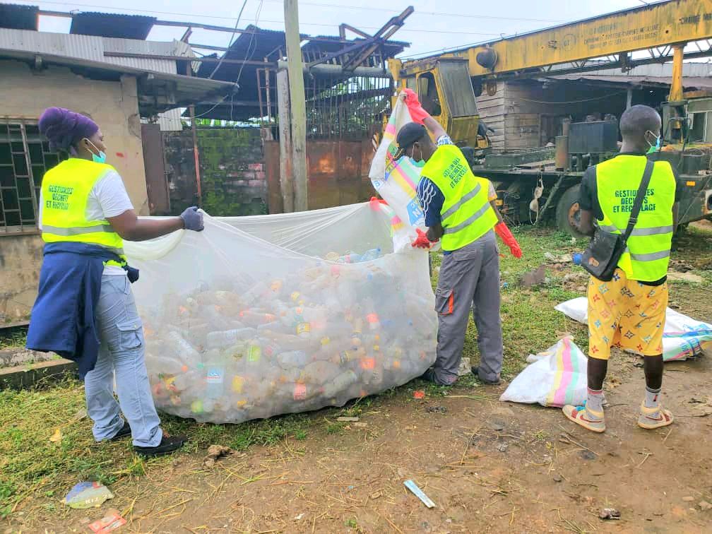 bleaglee's tweet image. BleagLee staff and volunteers in action! From streets to marketplaces, we’re collecting waste and transforming it into sustainable solutions. 🌱♻️
#BleagLee #CommunityImpact #GreenSolutions