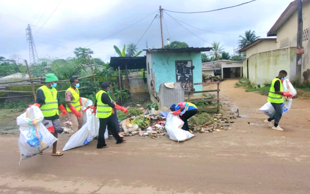 bleaglee's tweet image. BleagLee staff and volunteers in action! From streets to marketplaces, we’re collecting waste and transforming it into sustainable solutions. 🌱♻️
#BleagLee #CommunityImpact #GreenSolutions