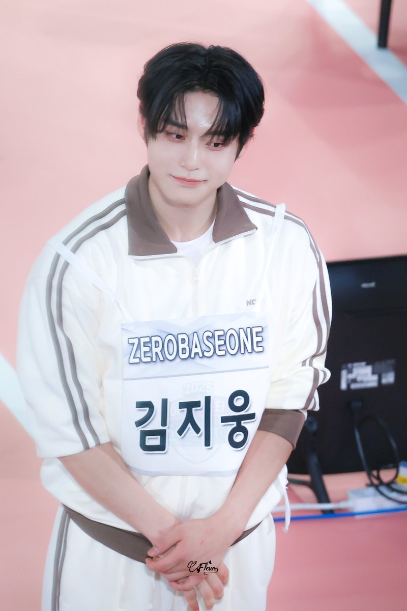 fleurforkjw's tweet photo. 250825 수고했어
#김지웅 #KIMJIWOONG #제로베이스원 #ZB1 #ZEROBASEONE #キムジウン https://t.co/o3yiymWD49
