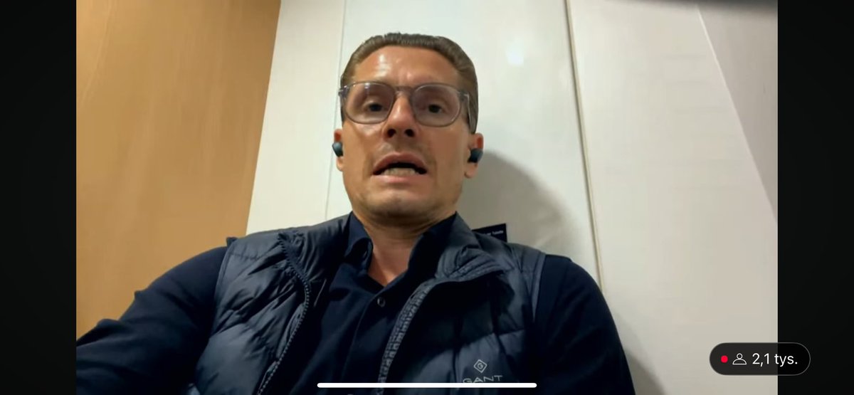 Pan_Jozek_'s tweet image. Na Kanale Sportowym Wichniarek nadaje z Tronu godnego Króla Artura. 

Artur Wichniarek robi wywiad z kibla niemieckiego pociągu 🤦‍♂️

Trzeba mieć parcie na szkło