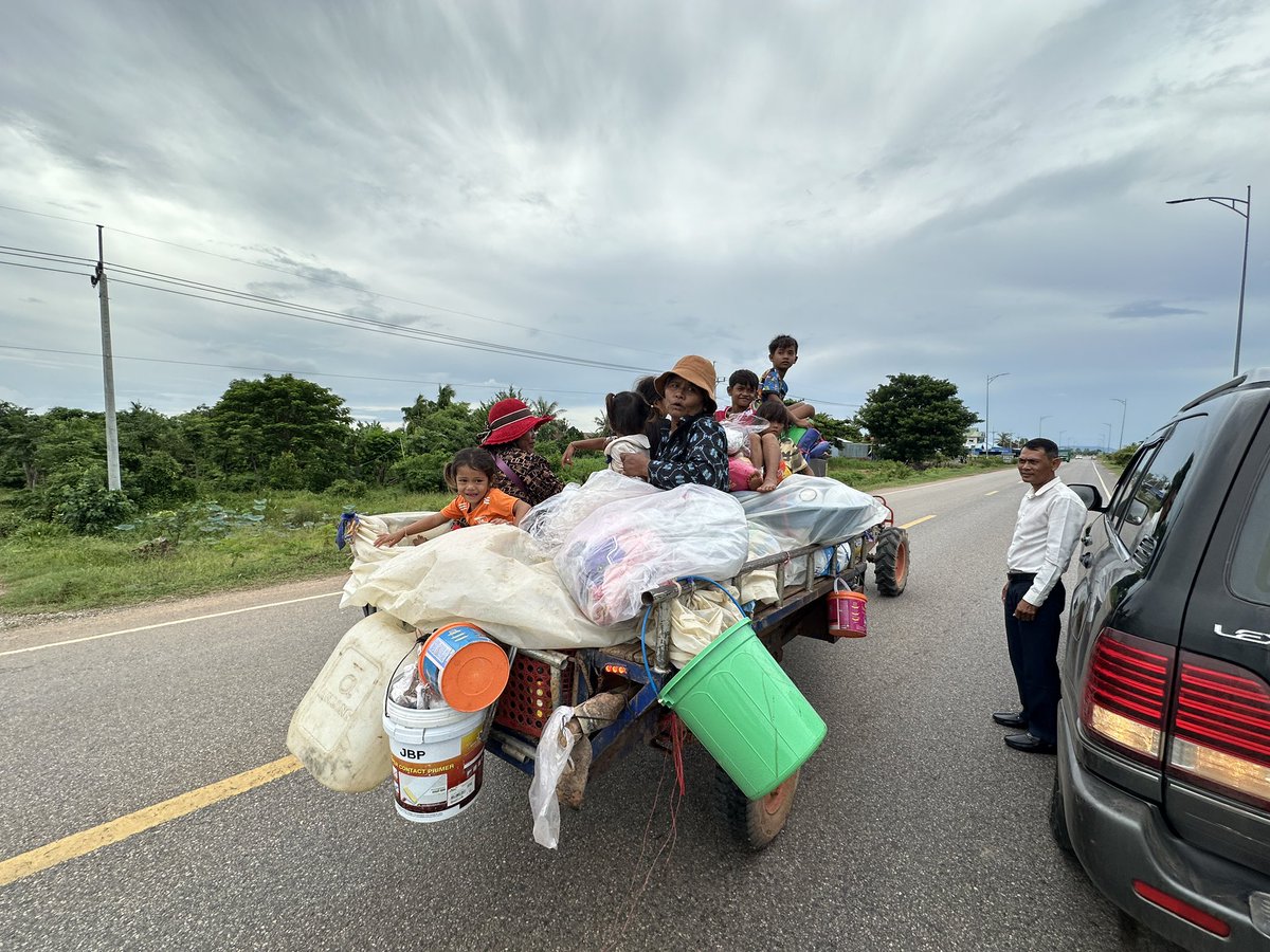I chanced upon this #Cambodian family who are on their way from a relief camp to their village where they fled on Jul 24, after violence and clashes near the Thai border 

We will now follow them to their home and tell you their story

Stay tuned