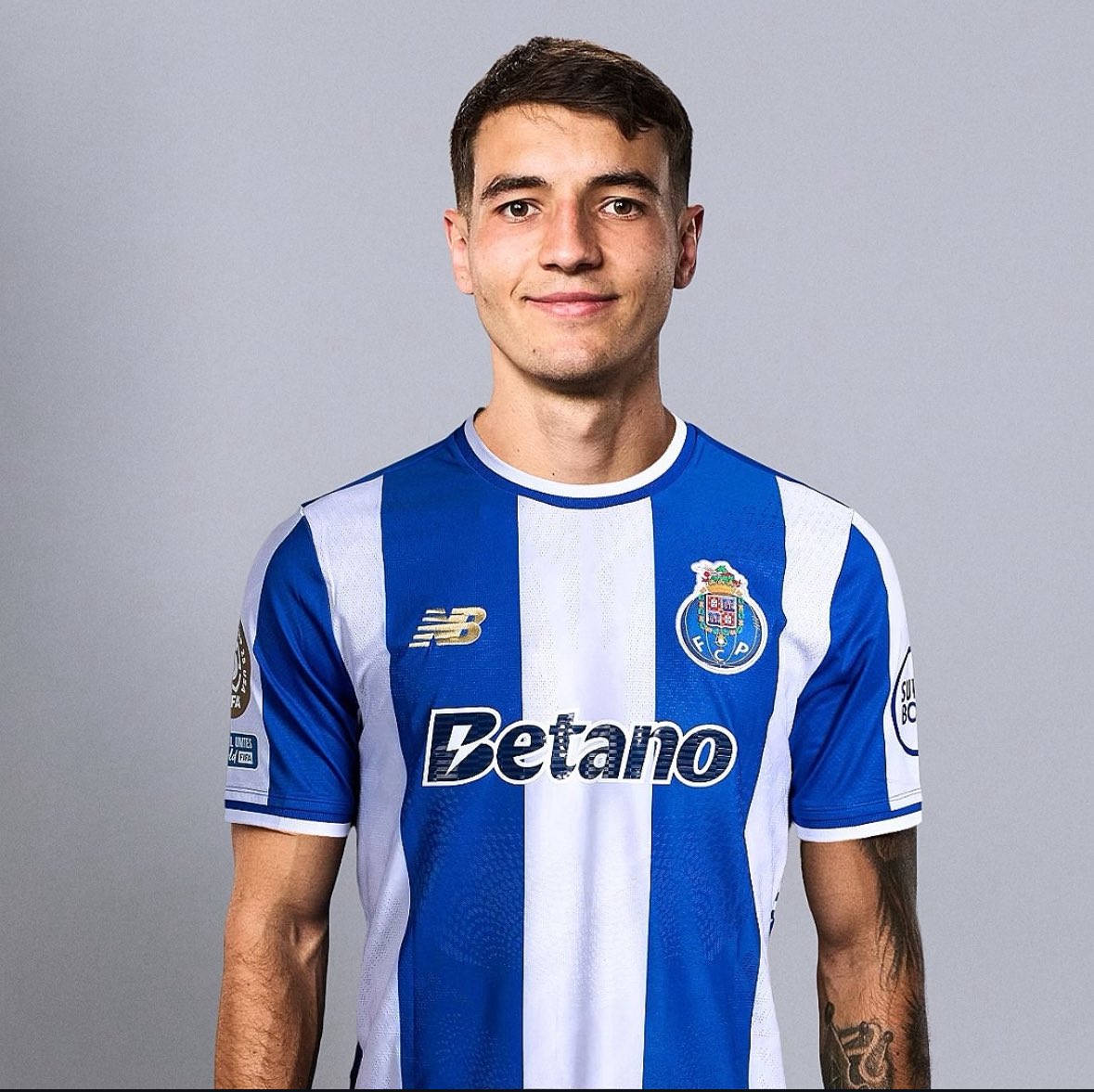FECHADO 🤝
Jakub Kiwior no FCPorto por empréstimo com opção de compra de 27 Milhões de euros, há rumores que o atleta recusou 14, sim 14, propostas para jogar de dragão ao peito 💙