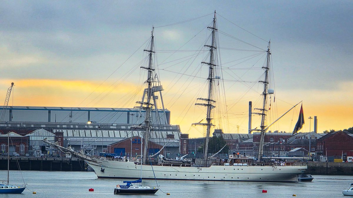 🇴🇲Omani navy's sail training ship RNOV Shabab Oman II arrives in Portsmouth this morning.

Via <a href="/AWenham1/">Steve A Wenham</a>