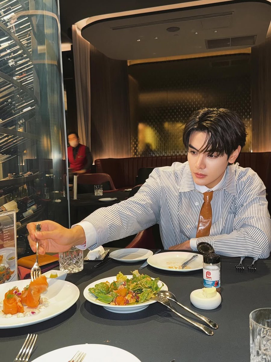 checn's tweet image. split bill? hahaha kalo makan sama aku gak perlu mikir gituan. pokoknya selesai makan, begitu aku lari kamu juga harus ikut lari.