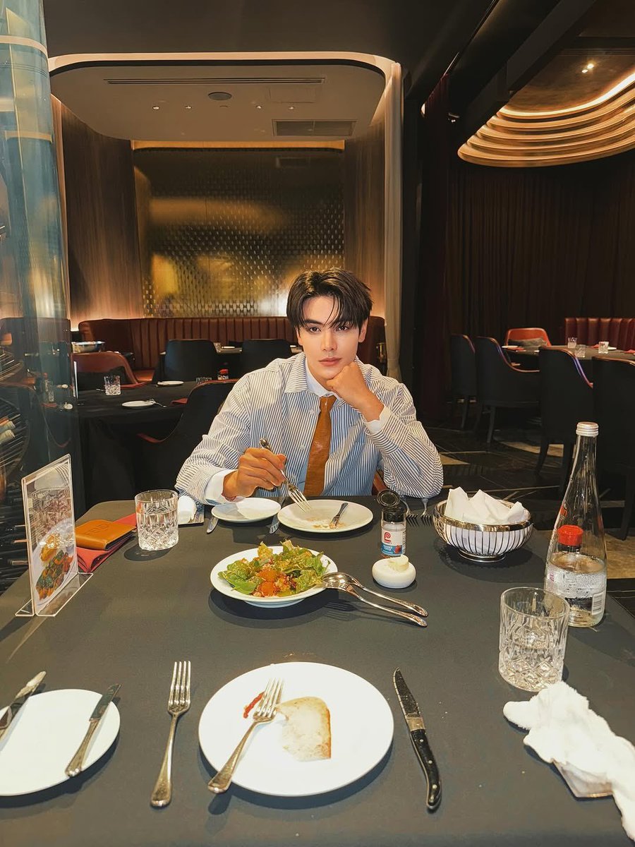 checn's tweet image. split bill? hahaha kalo makan sama aku gak perlu mikir gituan. pokoknya selesai makan, begitu aku lari kamu juga harus ikut lari.