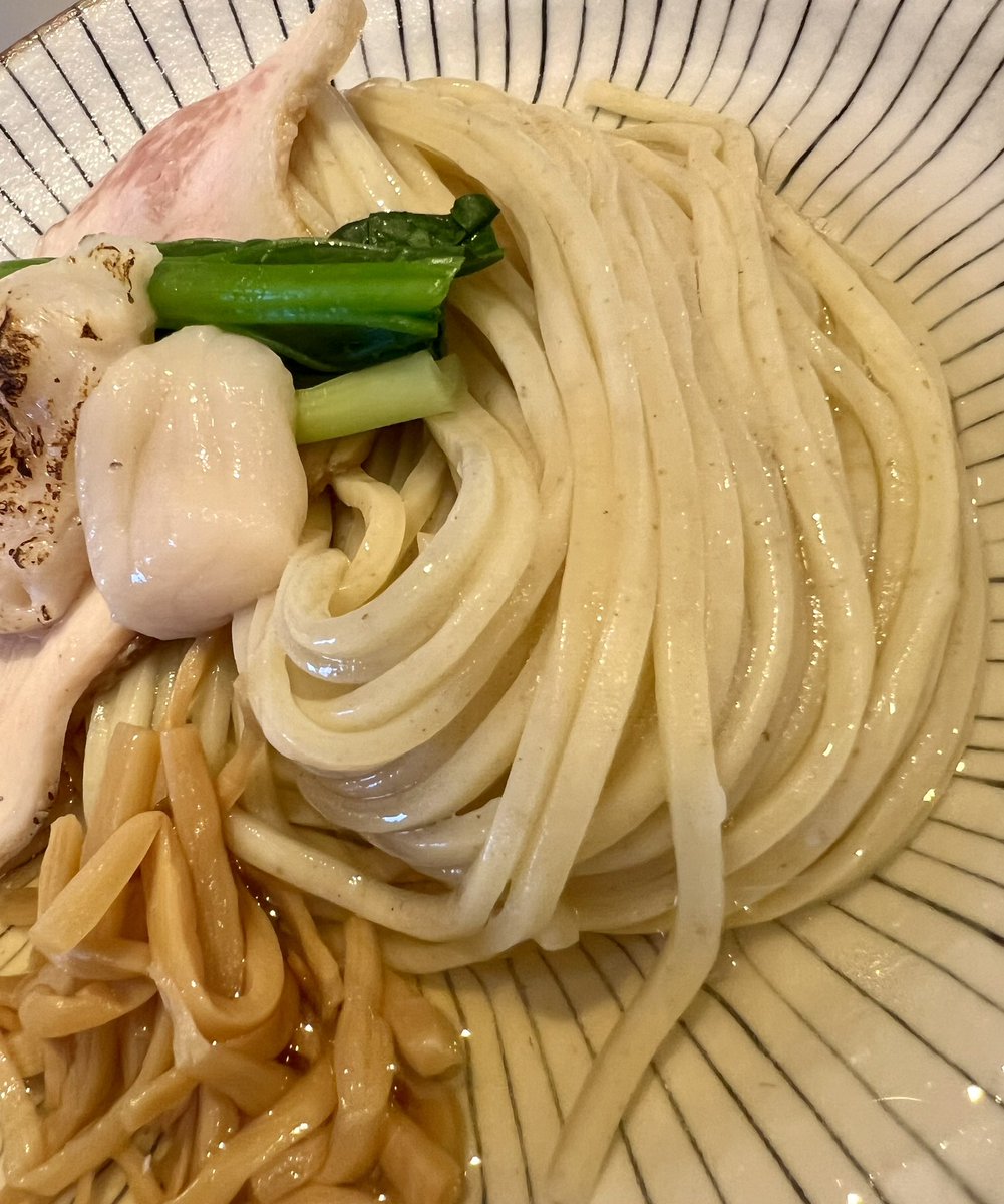いつかの🍜
麺や くろえもん@坂戸市
・冷たい宍道湖しじみ中華そば 白(ﾌﾘｰｻﾞ)
・帆立の昆布水つけ麺 白
冷たい🧊soupにパツパツの麺🥢
しじみの出汁がめっちゃ染み渡る✨
帆立の昆布水も相変わらずウメーぜ👍
腹🍞で大満足🈵😋
ご馳走様でした🙏