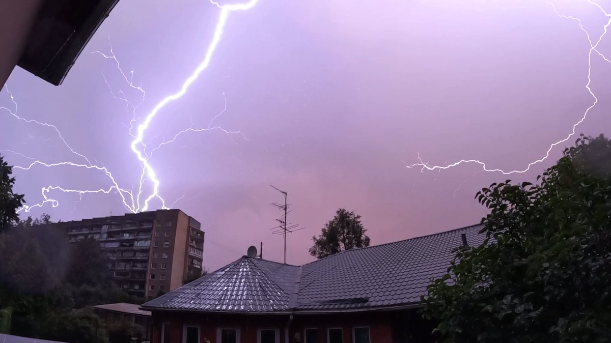 wikt0rrs's tweet photo. Aizvadītā naktī un šorīt Rīgā, Purvciemā līča efekts vairākkārt nesa gan stipras lietusgāzes, gan arī pērkona negaisu, brīžiem ar jaudīgām šautrām. ⚡⛈️
#augusts #nakts #negaisi #zibens #lietusgāzes 
@LVGMC_Meteo https://t.co/vIddB1L3hv