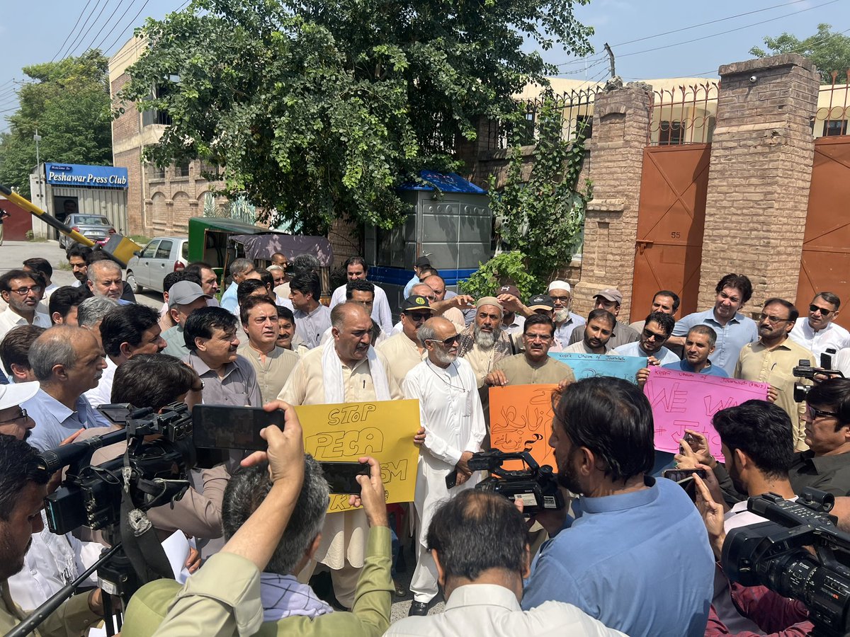 MeFaheem's tweet image. پیکا ایکٹ کے تحت صحافی عرفان خان کیخلاف درج شکایت
خیبر یونین آف جرنلسٹ کا پشاور پریس کلب کے باہر احتجاج