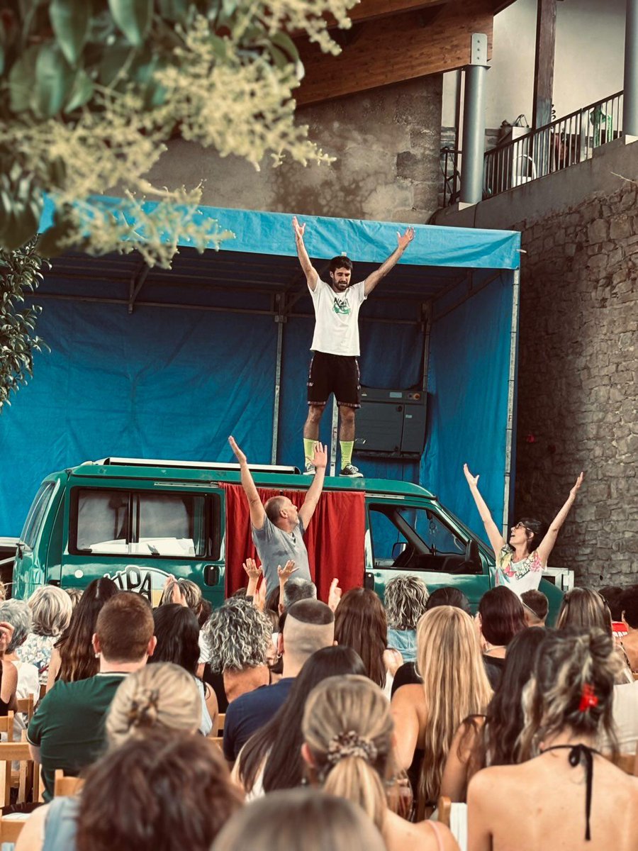 💚ESKERRIKASKO! Ser humorista en un teatro sobre ruedas y recorrer pueblos conociendo a gente maravillosa es un regalo tremendo!!🎙️✨Seguimos 🚐