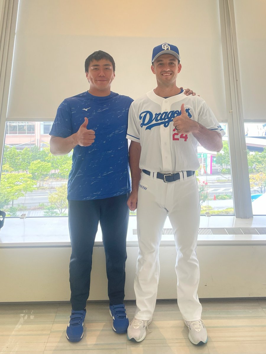 #JERAセ・リーグAWARD を受賞した #ボスラー 選手

おめでとうございます！！
授賞式での通訳はもちろん、児玉通訳

授賞式後の２ショット、いただきました📷

＃中日ドラゴンズ