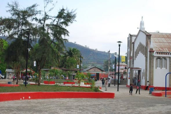 Offensive des gangs armés, Lascahobas et ses alliés résistent

Par Thomas Lalime,
Le Nouvelliste Haiti, 25 août 2025

Depuis le 3 juillet 2025, la commune de Lascahobas, située dans le bas-Plateau central, est le théâtre d’une offensive soutenue des gangs armés. Jusqu’ici les