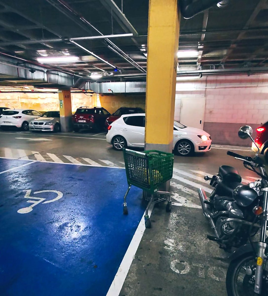 Me parece regular, que de un coche con la tarjeta de movilidad reducida aparcado en una plaza adaptada, salga una persona andando normal. Pero que encima deje el carrito de la compra ahí mismo, entorpeciendo a quien pueda necesitar ese espacio…. #empatia