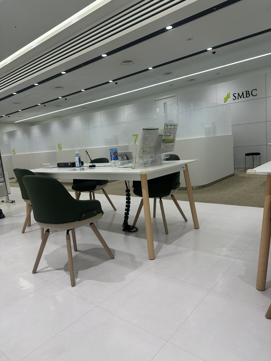 今銀行に来られたご高齢の方。
待ってるひとが3人なのに1時間以上かかると言われてなんでそんなに時間かかるの？って？当然そう思うよね。こんなガラガラなのに冷房が効いているから良いけれど