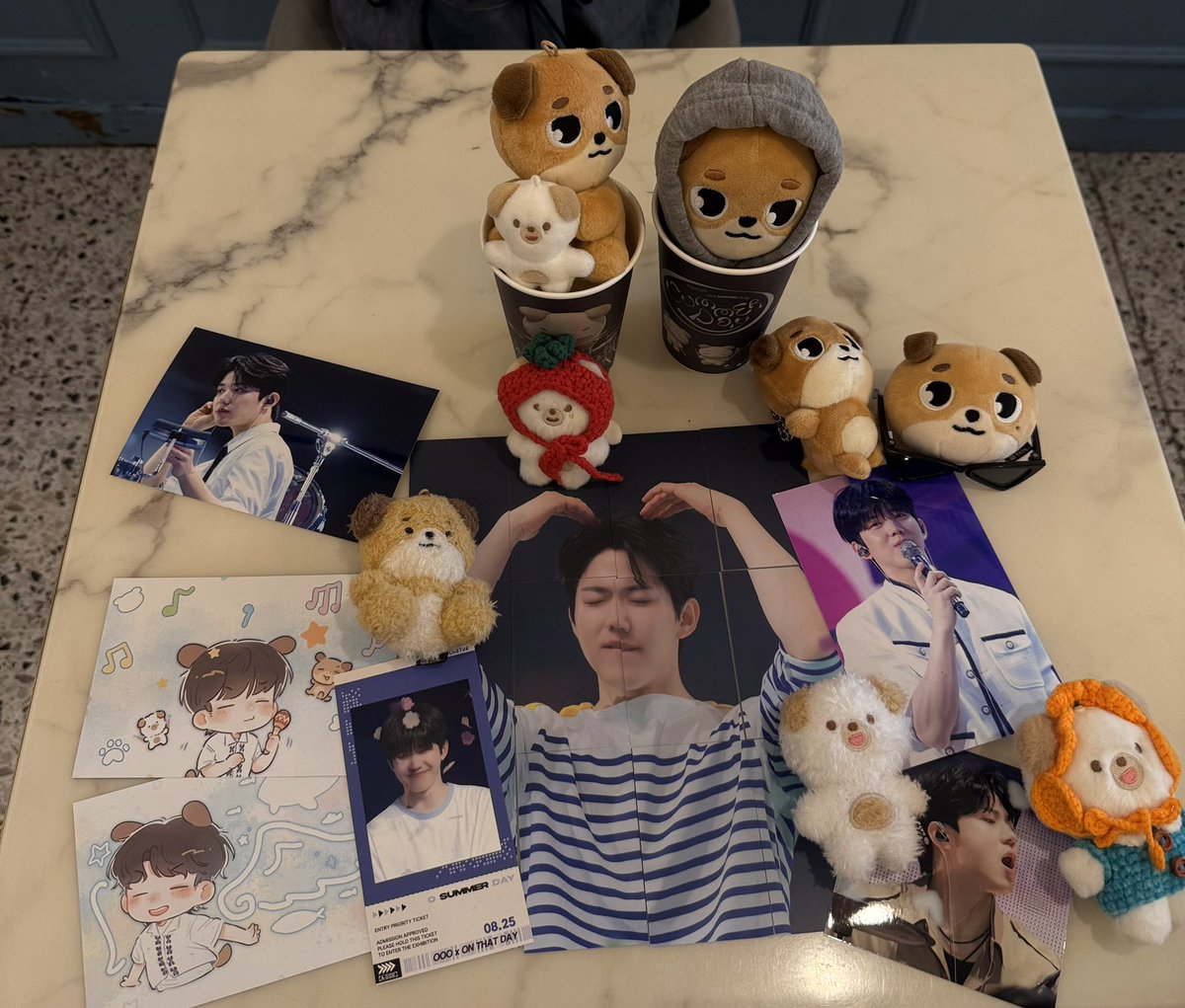 sung_day6's tweet photo. 📍 로우필름 카페앤갤러리

너무 귀엽고 도운이로 가득한 공간이라서 너무 좋았어요 🫣❤️
트레카도 완성해서 포스터도 받구 2층 전시회 사진들이 너무너무 예뻐서 계속 보다가 결국 멍북도 사버렸어요 🐶
멍북에 있는 사진들 너무 예뻐서 행복했어요..❤️

#도운이의_여름빛_기억 https://t.co/mW7zKnPaJq