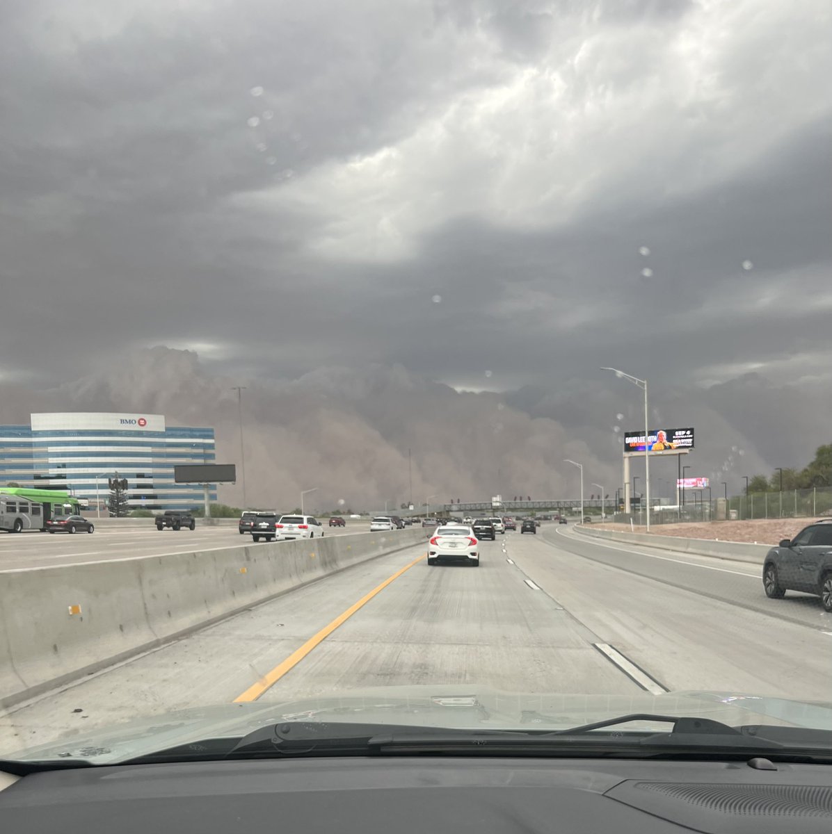 KTC_Photography's tweet photo. Wild storm blowing through PHX this evening #azwx #haboob #DustStorm #phoenix #arizona https://t.co/DvVJDUN8kl