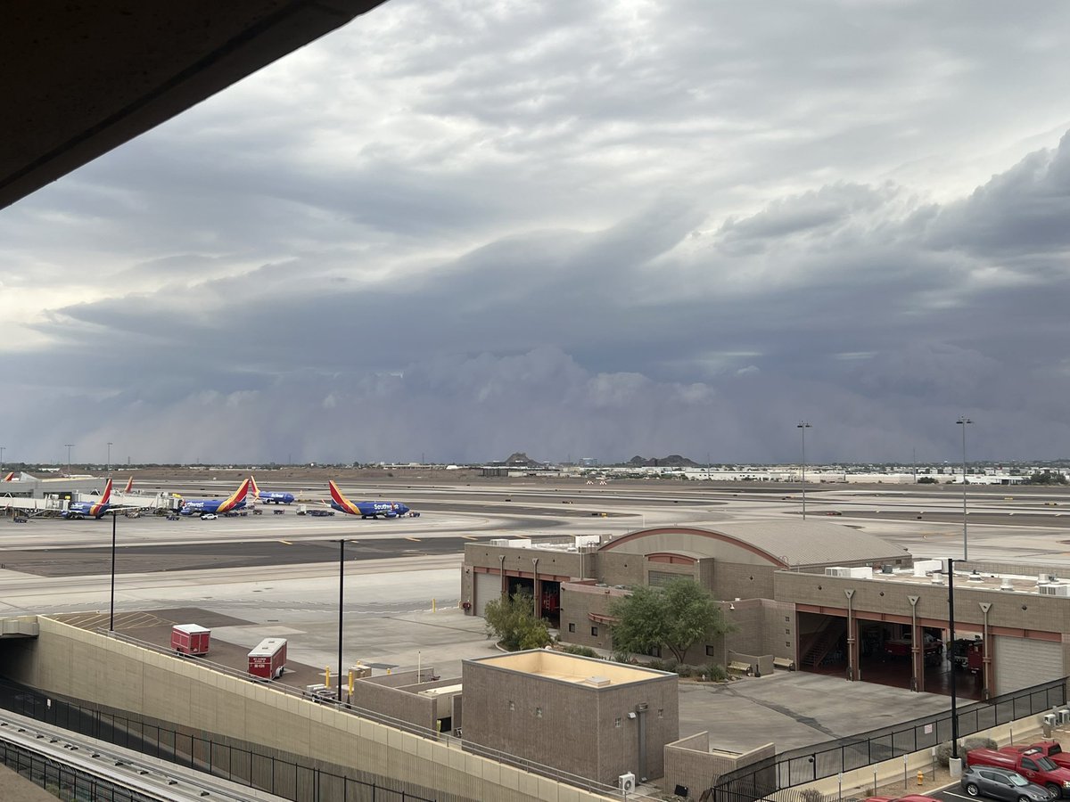 KTC_Photography's tweet photo. Wild storm blowing through PHX this evening #azwx #haboob #DustStorm #phoenix #arizona https://t.co/DvVJDUN8kl