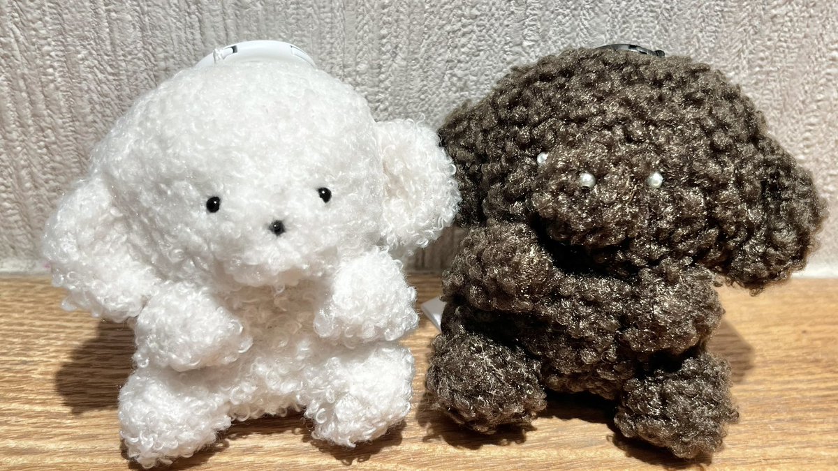こんにちは☁️ じょせまるちゃんのガチャに出会えて 白ちゃんと黒