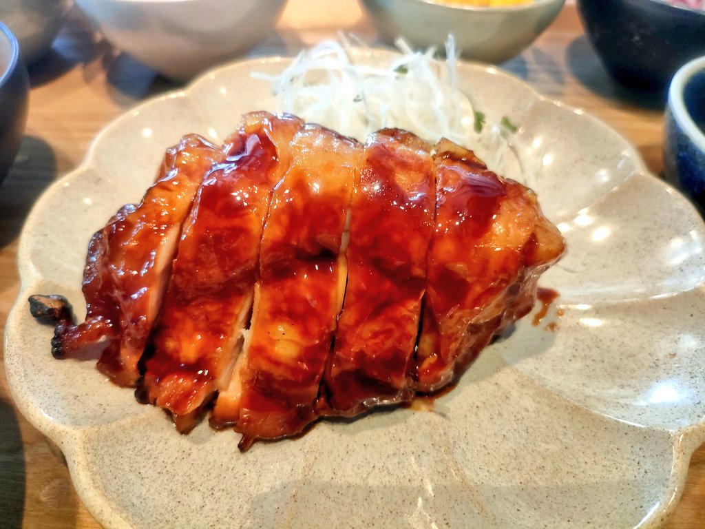 massaa14's tweet photo. 本日のランチは
【初訪店】焼鳥IPPON+Tokyoへ
自家製米ごはんと選べる主菜おばんざいランチから、若鶏ともも肉のきじ焼きをチョイス!
合計1500円
店内満席につきウエイティング
メチャクチャ美味しくて大満足〜💯🥇🏆️
ごちそうさまでした~😋👍💕
#DDHD
#株主優待使用
#ジャストカバー https://t.co/i0931Igoal
